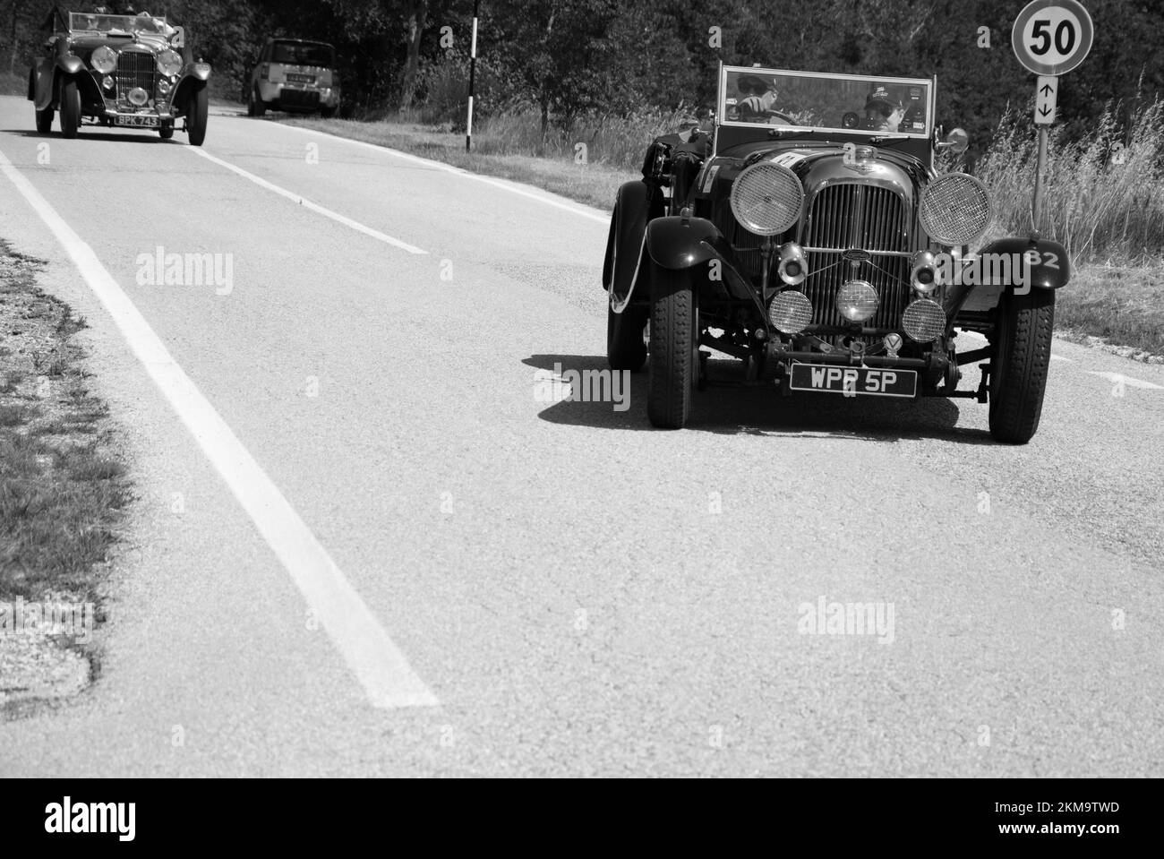 URBINO, ITALIE - 16 juin - 2022 : LAGONDA M45 RAPIDE 1934 sur une vieille voiture de course en rallye mille Miglia 2022 la célèbre course historique italienne Banque D'Images
