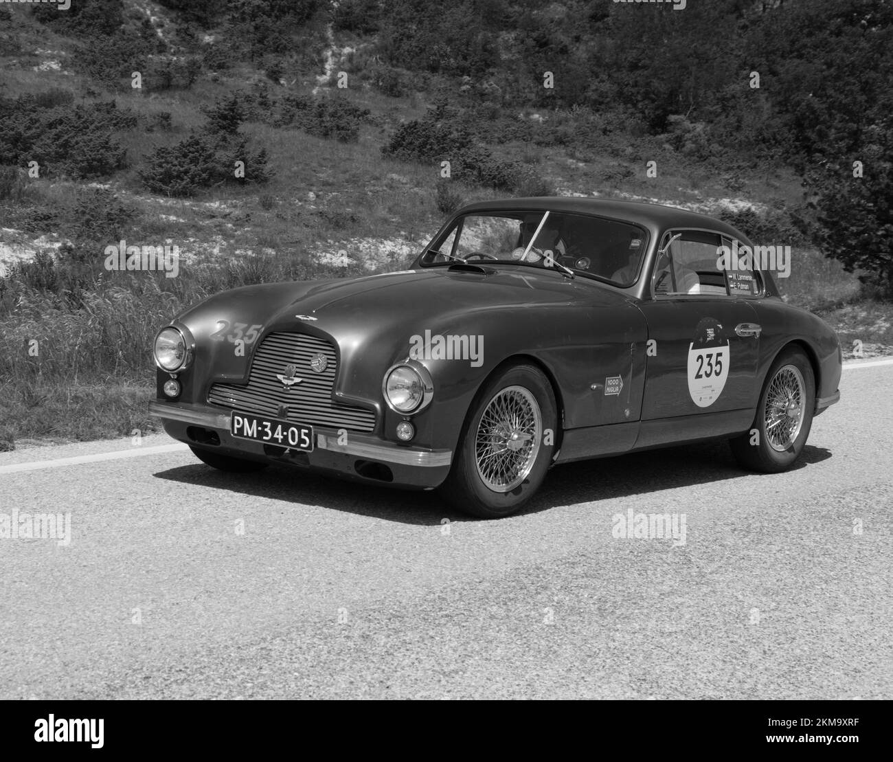 URBINO, ITALIE - 16 juin - 2022 : ASTON MARTIN DB 2 1952 sur une vieille voiture de course en rallye mille Miglia 2022 la célèbre course historique italienne Banque D'Images