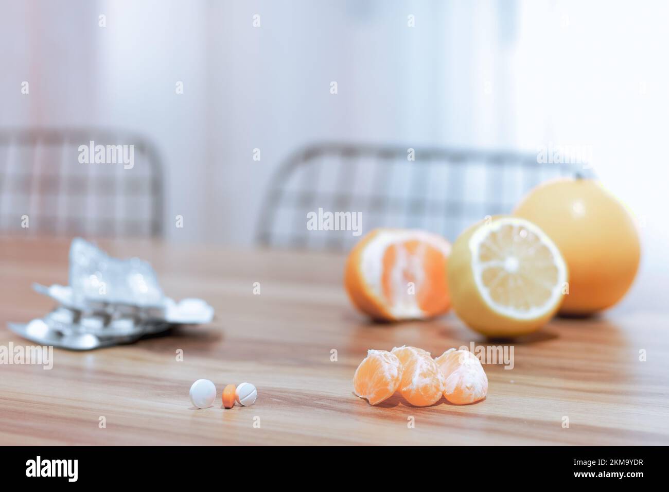 Gros plan de mandarines, oranges et citrons frais biologiques, capsules et espace texte de copie sur fond de table rustique en bois . Vue latérale.mise au point sélective. Banque D'Images