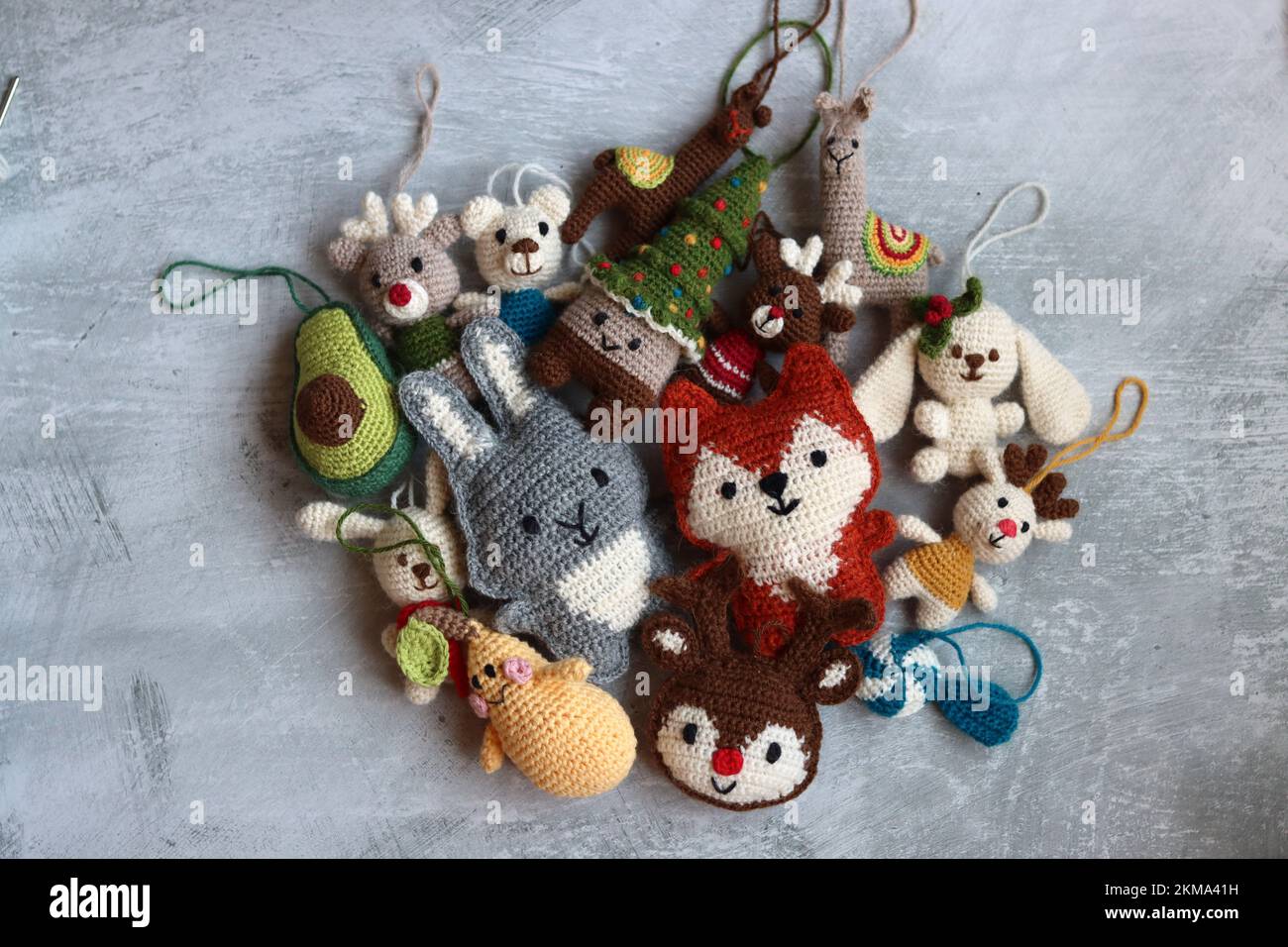 Gros plan sur des jouets en crochet colorés. Décorations de Noël faites à la main. Jouets amigurumi mignons. Banque D'Images