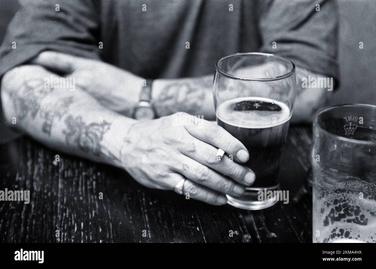 Tatouages, bière, cigarette. ROYAUME-UNI 1998 Banque D'Images