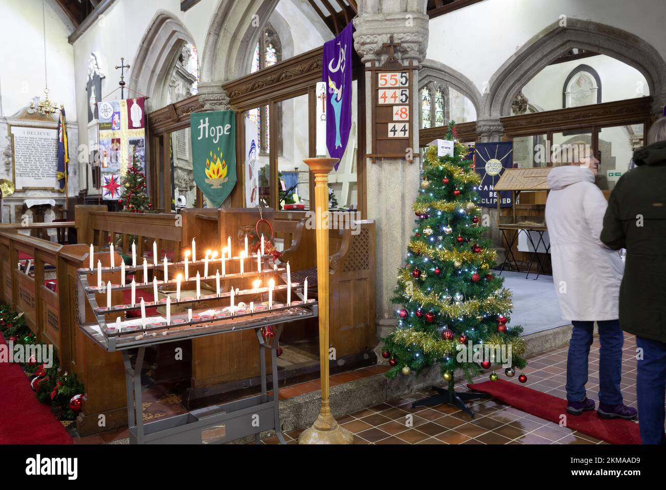 Camborne,Cornwall,UK,26th novembre 2022, le festival de l'arbre de Noël de l'église paroissiale de Camborne a eu lieu à Camborne, Cornwall. Des arbres de différentes tailles et décorés de façon unique étaient exposés par des groupes communautaires locaux.Credit: Keith Larby/Alamy Live News Banque D'Images