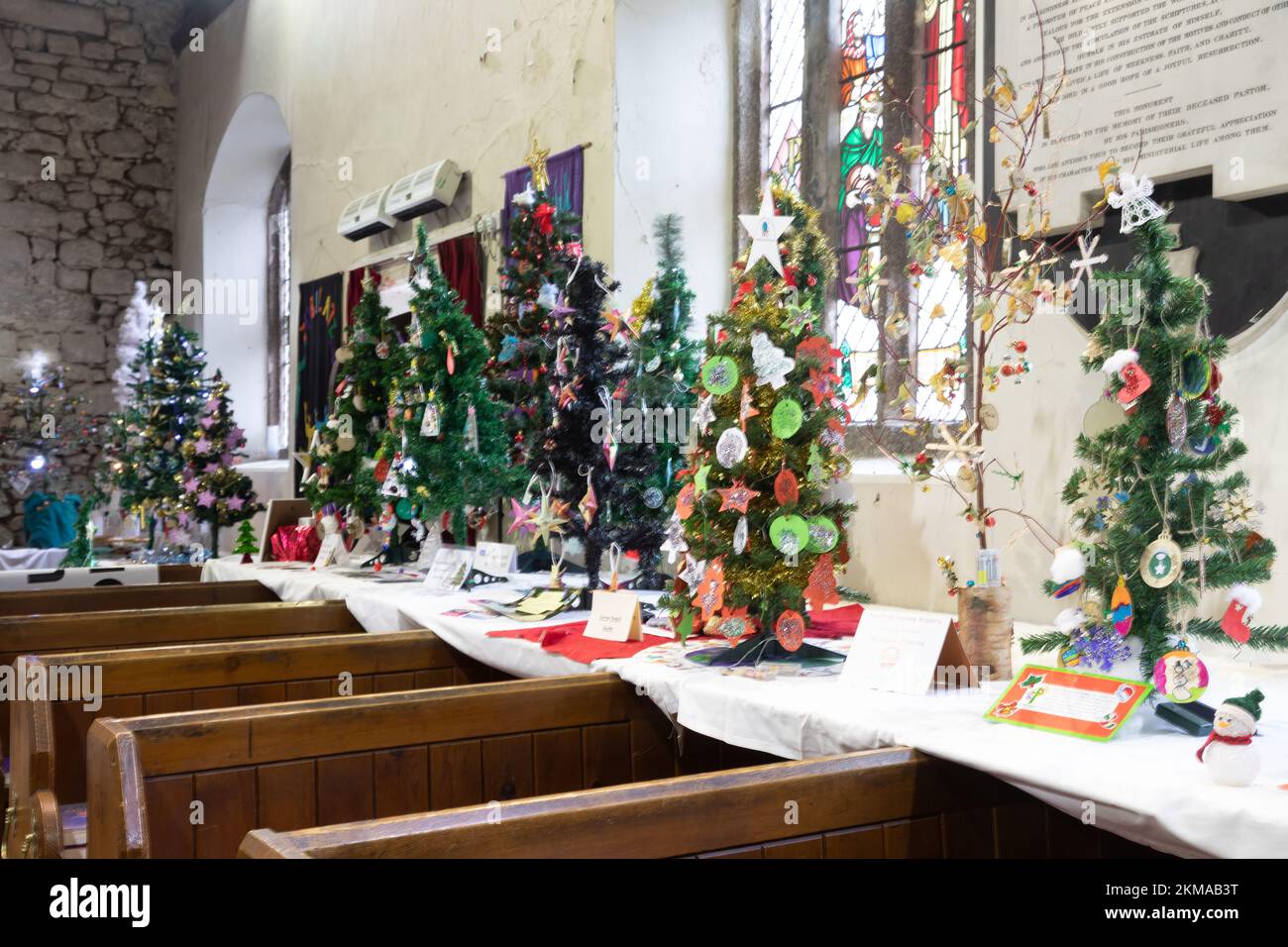 Camborne,Cornwall,UK,26th novembre 2022, le festival de l'arbre de Noël de l'église paroissiale de Camborne a eu lieu à Camborne, Cornwall. Des arbres de différentes tailles et décorés de façon unique étaient exposés par des groupes communautaires locaux.Credit: Keith Larby/Alamy Live News Banque D'Images