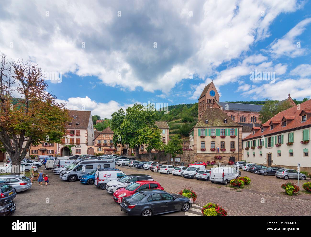 Gueberschwihr (Geberschweier, Gawerschwihr) : place de la Mairie, église Saint-Pantaléon en Alsace (Elsss), Haut-Rhin (Oberelssass), France Banque D'Images