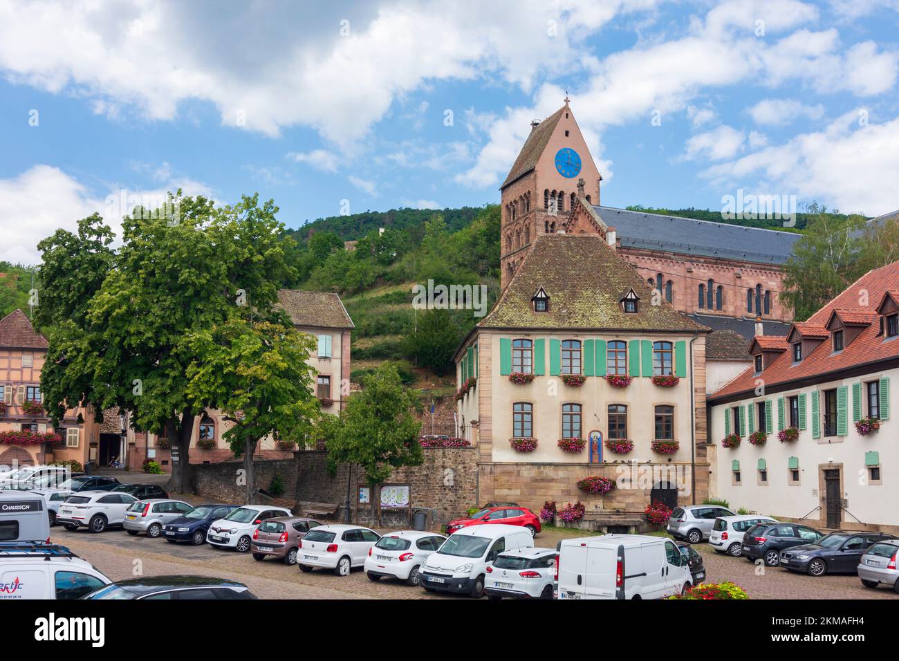 Gueberschwihr (Geberschweier, Gawerschwihr) : place de la Mairie, église Saint-Pantaléon en Alsace (Elsss), Haut-Rhin (Oberelssass), France Banque D'Images