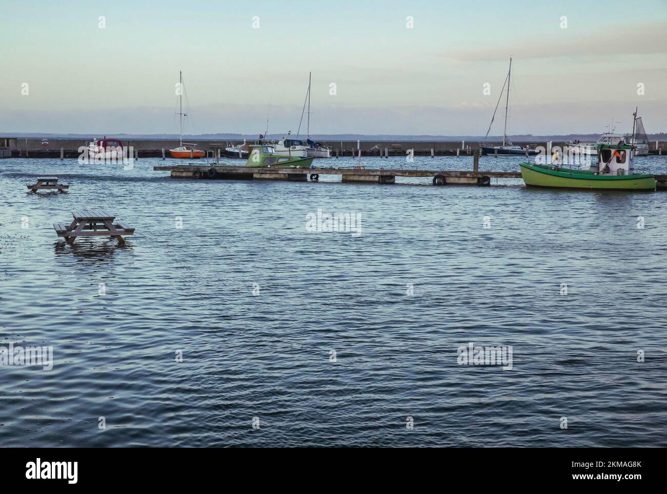 Tables de pique-nique en mer du Nord dans un port de ferry dans la soirée du Danemark Banque D'Images