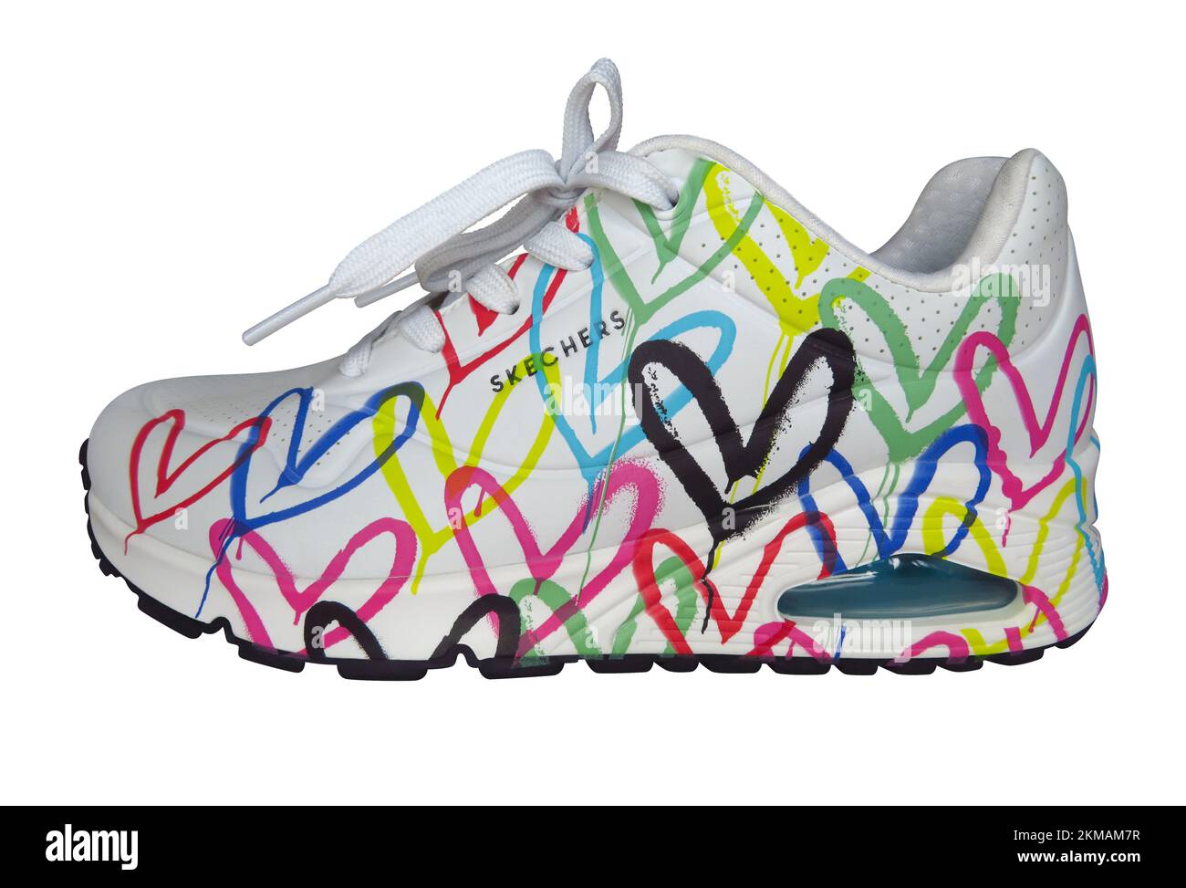 Almaty, Kazakhstan - 20 novembre 2022: SKECHERS Los Angeles chaussures de sport avec coeur coloré pour les femmes, sur fond blanc. Banque D'Images