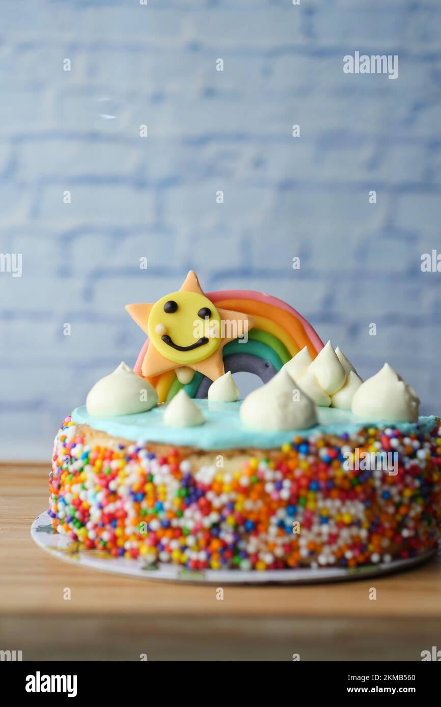 gâteau d'anniversaire couleur arc-en-ciel sur table Banque D'Images