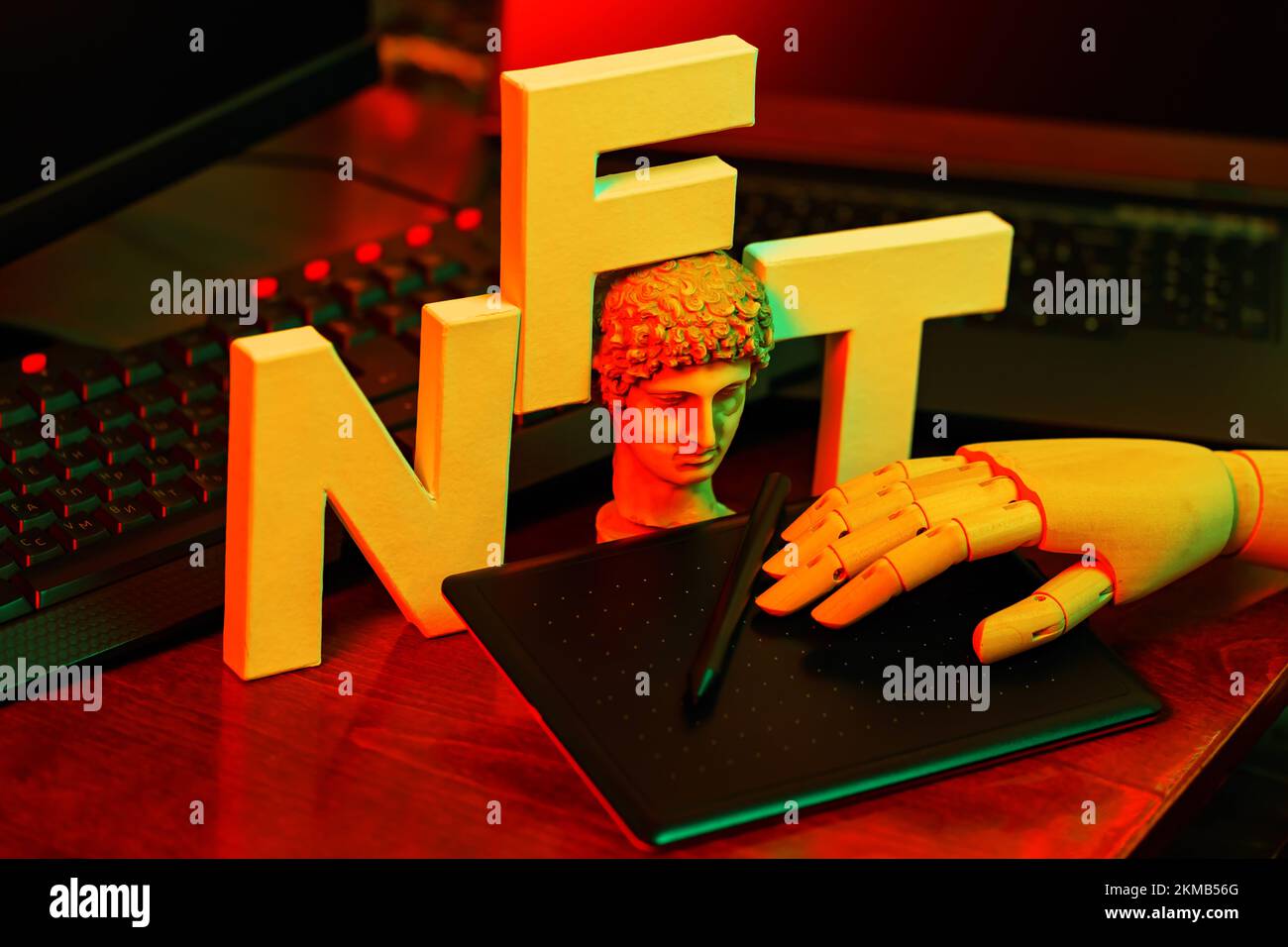 Concept de création de NFT par intelligence artificielle. Inscription NFT avec tablette graphique et bras artificiel. Crypto Art Banque D'Images
