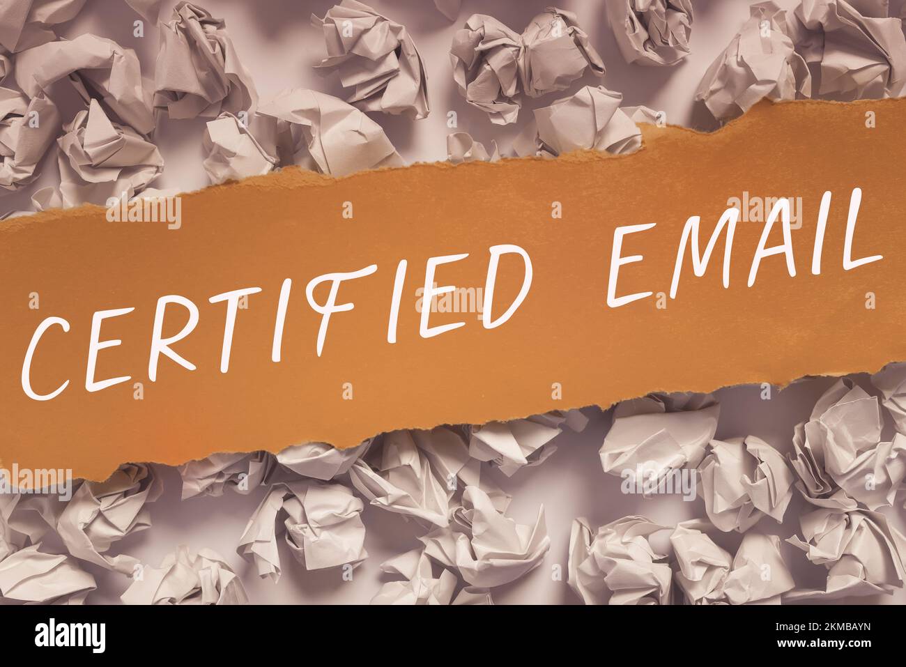 Rédaction affichant un e-mail certifié. E-mail conceptuel avec photo dont l'envoi est certifié par une tierce partie neutre Banque D'Images