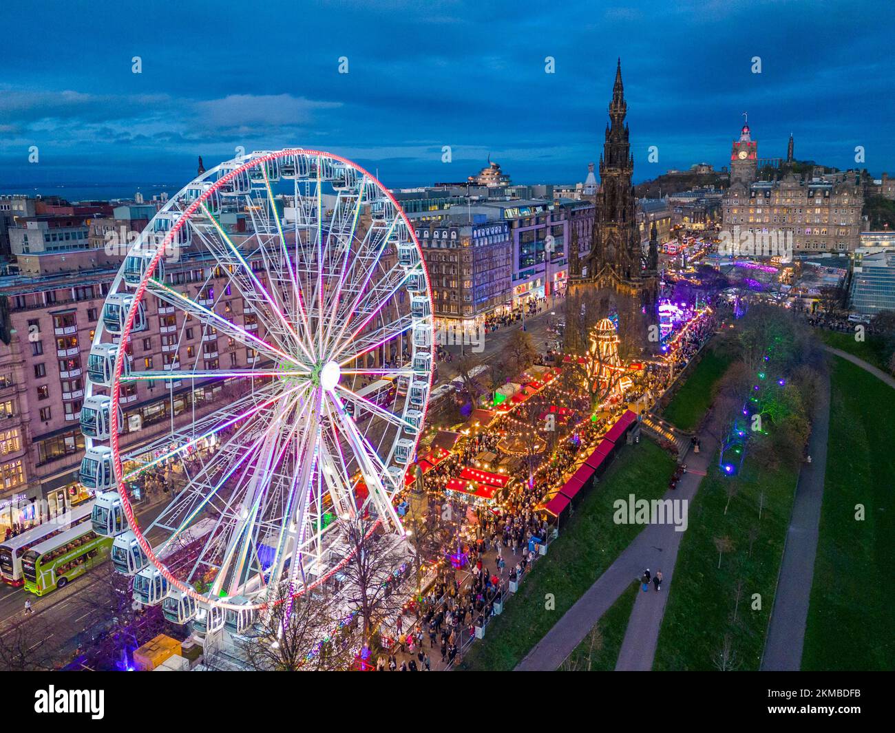 Édimbourg, Écosse, Royaume-Uni. 26th novembre 2022. Vue nocturne sur le marché traditionnel de Noël dans Princes Street Gardens, ouvert vendredi pour la saison d'hiver 2022. Le marché est une attraction touristique populaire avec des foires aux fêtes, une grande roue et de nombreux restaurants et bars. Iain Masterton/Alay Live News. Banque D'Images