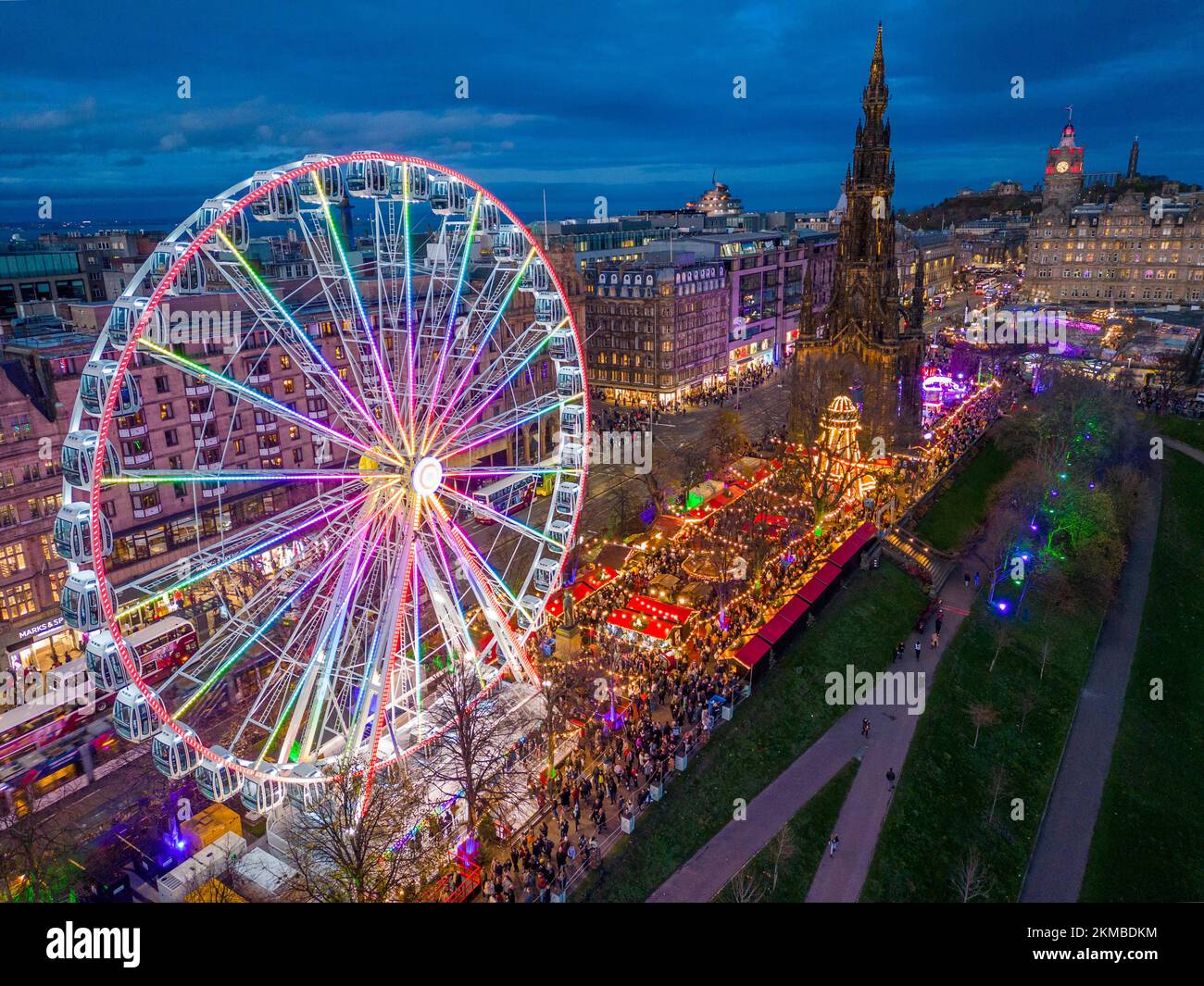 Édimbourg, Écosse, Royaume-Uni. 26th novembre 2022. Vue nocturne sur le marché traditionnel de Noël dans Princes Street Gardens, ouvert vendredi pour la saison d'hiver 2022. Le marché est une attraction touristique populaire avec des foires aux fêtes, une grande roue et de nombreux restaurants et bars. Iain Masterton/Alay Live News. Banque D'Images