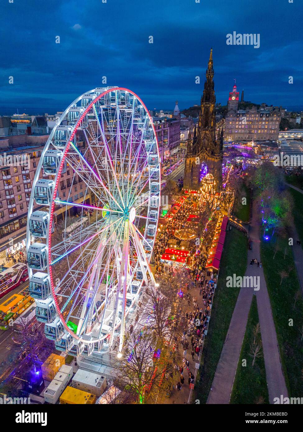 Édimbourg, Écosse, Royaume-Uni. 26th novembre 2022. Vue nocturne sur le marché traditionnel de Noël dans Princes Street Gardens, ouvert vendredi pour la saison d'hiver 2022. Le marché est une attraction touristique populaire avec des foires aux fêtes, une grande roue et de nombreux restaurants et bars. Iain Masterton/Alay Live News. Banque D'Images