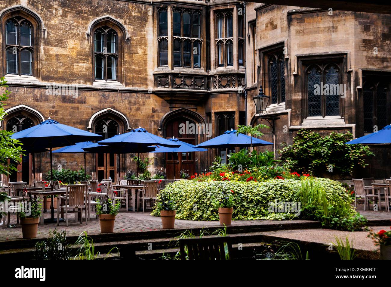 Patio universitaire en plein air de style gothique et revival à l'université de Cambridge, Cambridge, Angleterre. Banque D'Images
