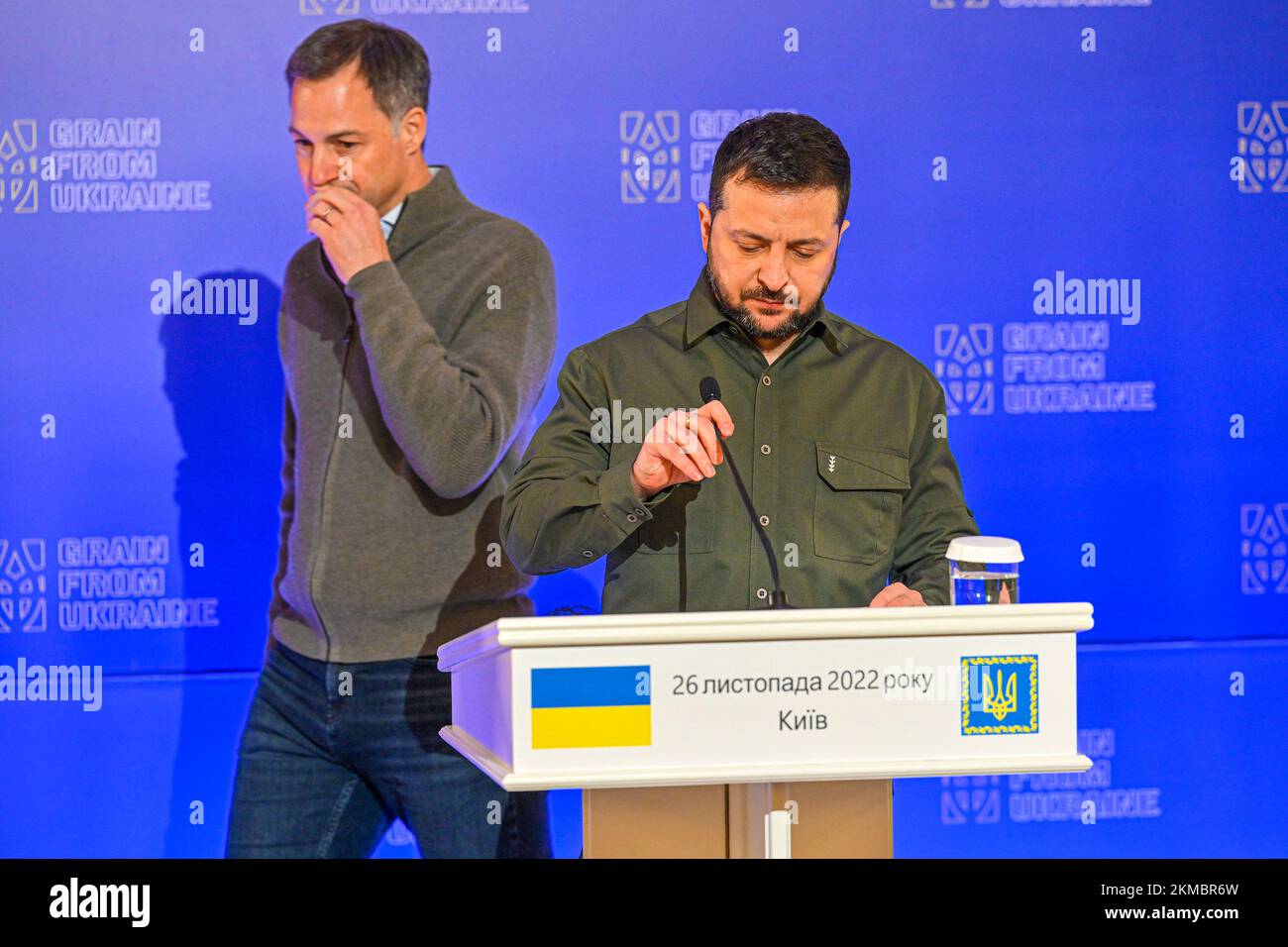 Le Premier ministre Alexander de Croo et le président ukrainien Volodymyr Zelensky ont photographié lors d'une conférence de presse à la suite du lancement du programme humanitaire « grain from Ukraine », lors d'une visite à Kiev, en Ukraine, le samedi 26 novembre 2022. Le Premier ministre de Croo et le ministre des Affaires étrangères Lahbib sont arrivés samedi dans la capitale ukrainienne, Kiev, pour une visite non annoncée. Il y a neuf mois, la Russie envahissait le pays voisin. La Belgique fournira un soutien supplémentaire à l'Ukraine. De Croo et Lahbib utilisent la visite pour annoncer un soutien belge supplémentaire d'environ 37,4 millions d'euros. POIDS Banque D'Images