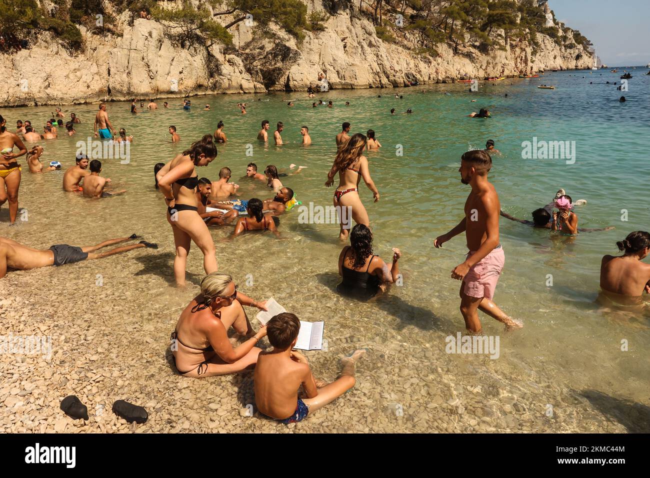 Calanque d'en-Vau,plage,baignade,accessible,à,pied,kayak,ou,bateau.Calanque, Marseille,calanques de Marseille,Parc National des Calanques,Marseille,commune de Bouches-du-Rhône, la deuxième plus grande ville de France,Marseille, est la préfecture de la France, département des Bouches-du-Rhône, et capitale, Rhône, De la région Provence-Alpes-Côte d'Azur. Sud de la France,France,Français,deuxième plus grande ville de France,août,été,Europe,européenne,les falaises des calanques sont une merveille naturelle nichée entre Marseille et Cassis.ce paysage unique et à couper le souffle est un must à Marseille!août Banque D'Images