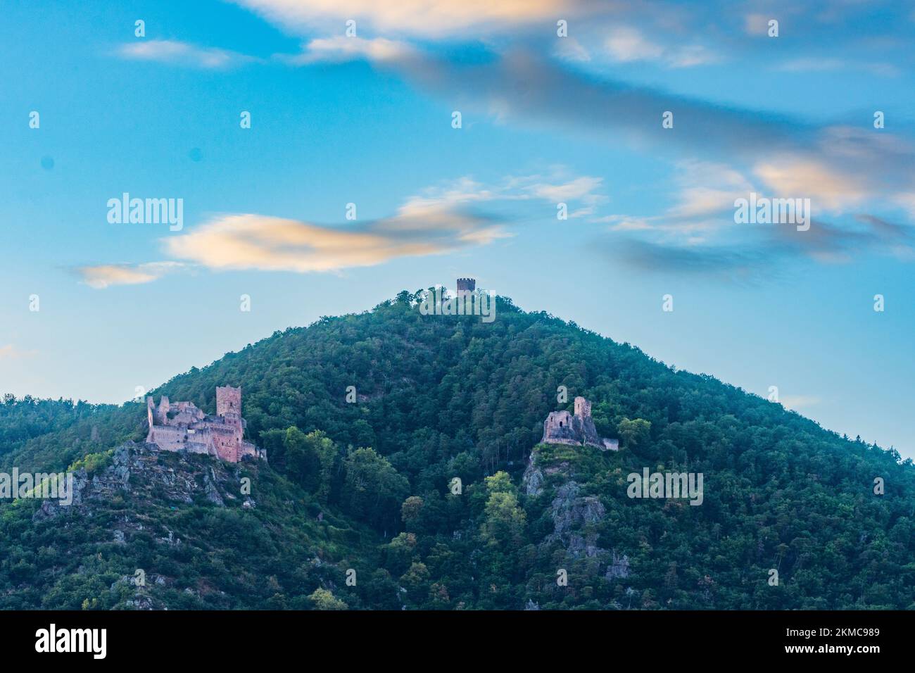 Ribeauville (Rappoltsweiler, Rappschwihr) : ruines de 3 châteaux, Saint-Ulrich, Girsberg et Haut-Ribeaupierre, vignoble d'Alsace (Elsss), Haut-Rhin (O Banque D'Images