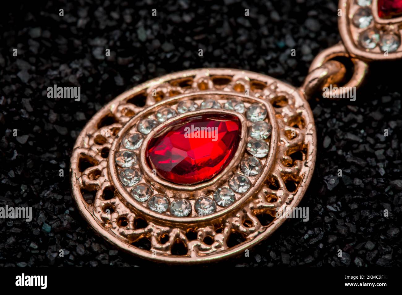 Photo d'un ensemble doré avec des pierres précieuses sur fond sombre Banque D'Images
