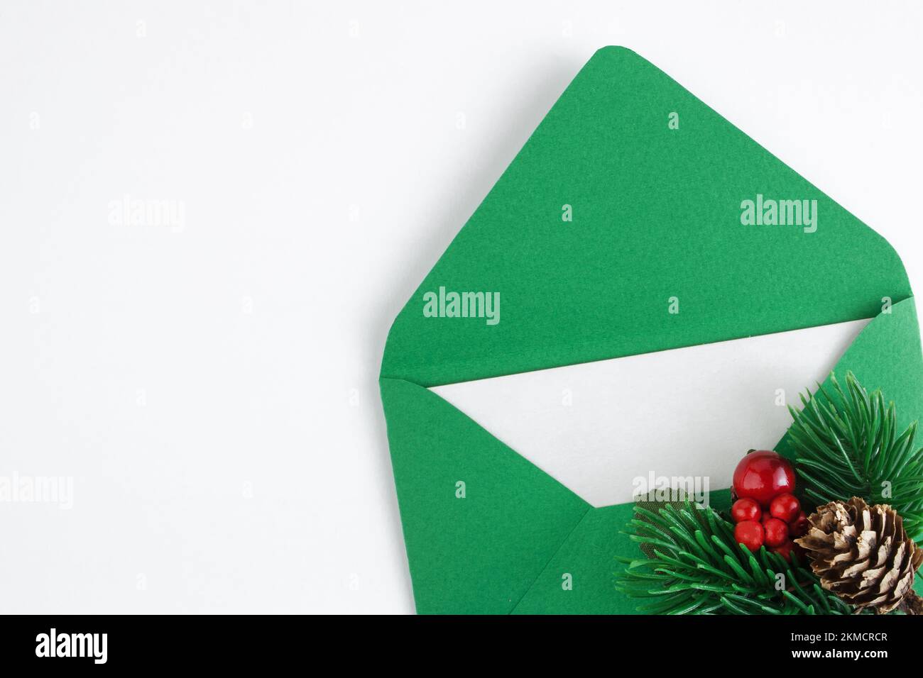 Noël Carte-cadeau Dans Une Enveloppe Verte Isolé Sur Blanc Banque