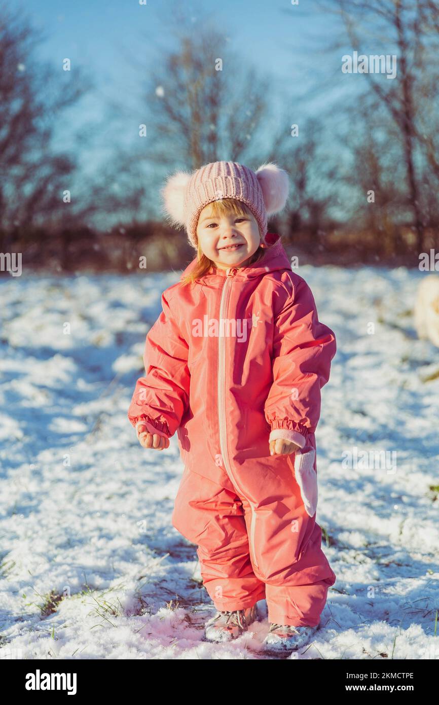 charmantes belles promenades pour bébés dans le parc d'hiver Banque D'Images