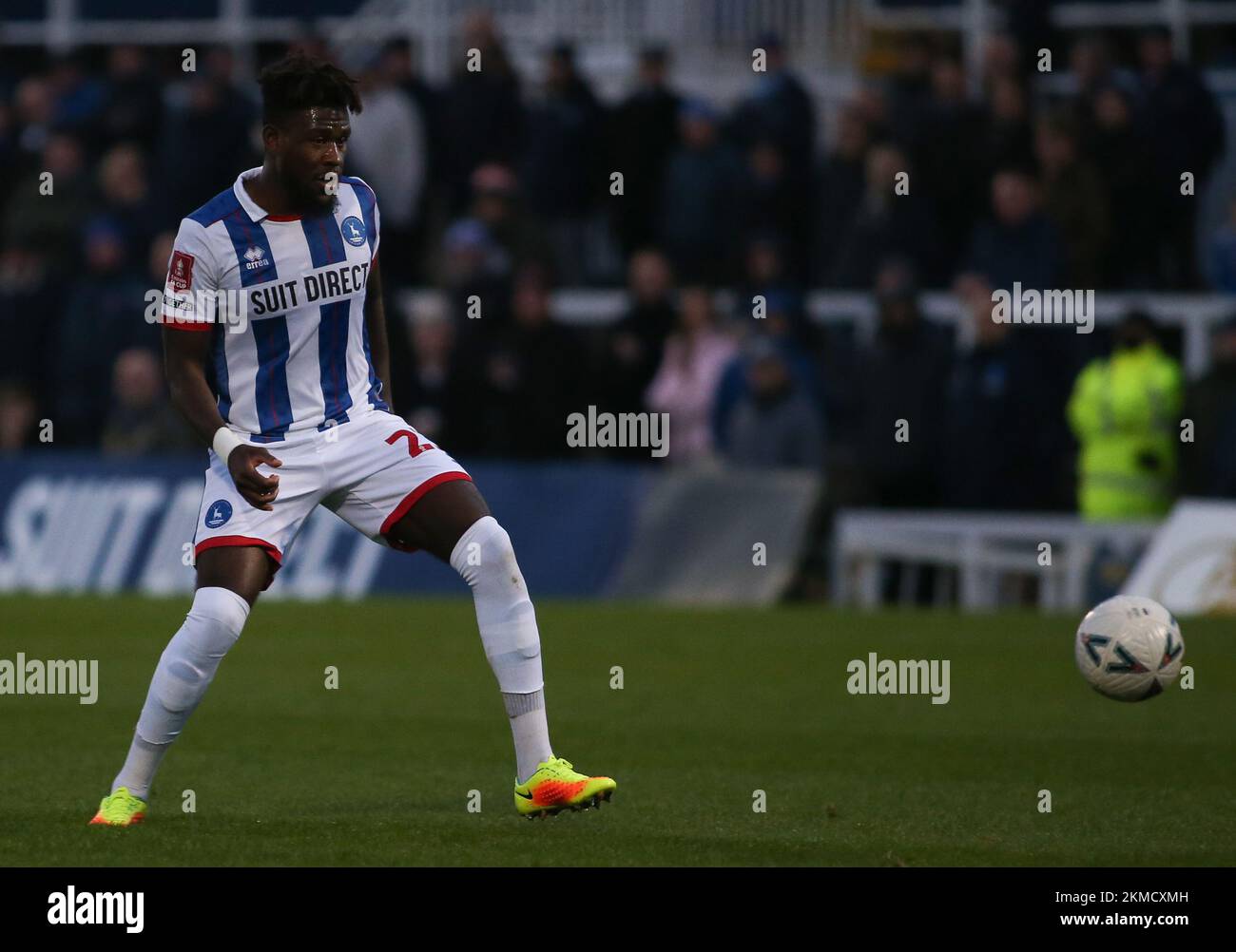 Rollin Menayese de Hartlepool United lors de la deuxième ronde de la coupe FA entre Hartlepool United et Harrogate Town à Victoria Park, Hartlepool, le samedi 26th novembre 2022. (Crédit : Michael Driver | MI News) crédit : MI News & Sport /Alay Live News Banque D'Images