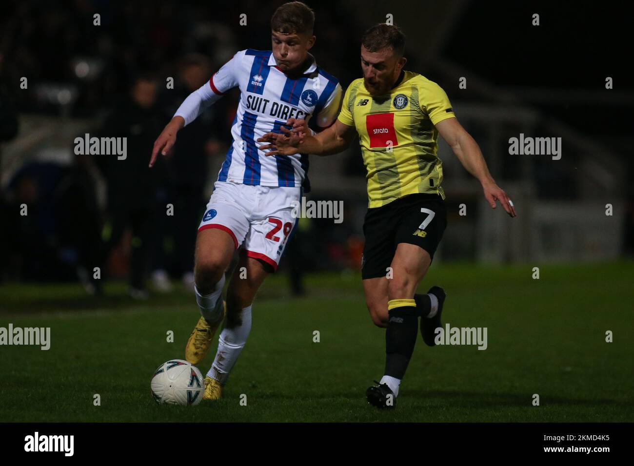 Louis Stephenson, de Hartlepool United, prend la route George Thomson, de Harrogate Town, lors de la deuxième ronde de la coupe FA entre Hartlepool United et Harrogate Town, à Victoria Park, à Hartlepool, le samedi 26th novembre 2022. (Crédit : Michael Driver | MI News) crédit : MI News & Sport /Alay Live News Banque D'Images