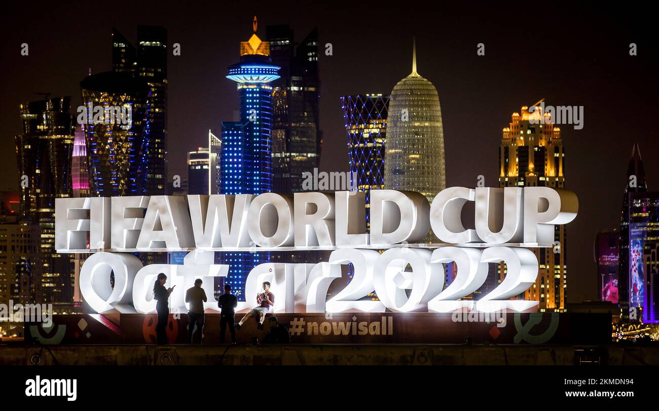 DOHA - les supporters de football au logo de la coupe du monde de la FIFA Qatar 2022 sur la Corniche à Doha. Le boulevard le long du golfe Persique a été mis en place comme zone de fans jusqu'à la finale de la coupe du monde. ANP KOEN VAN WEEL Banque D'Images