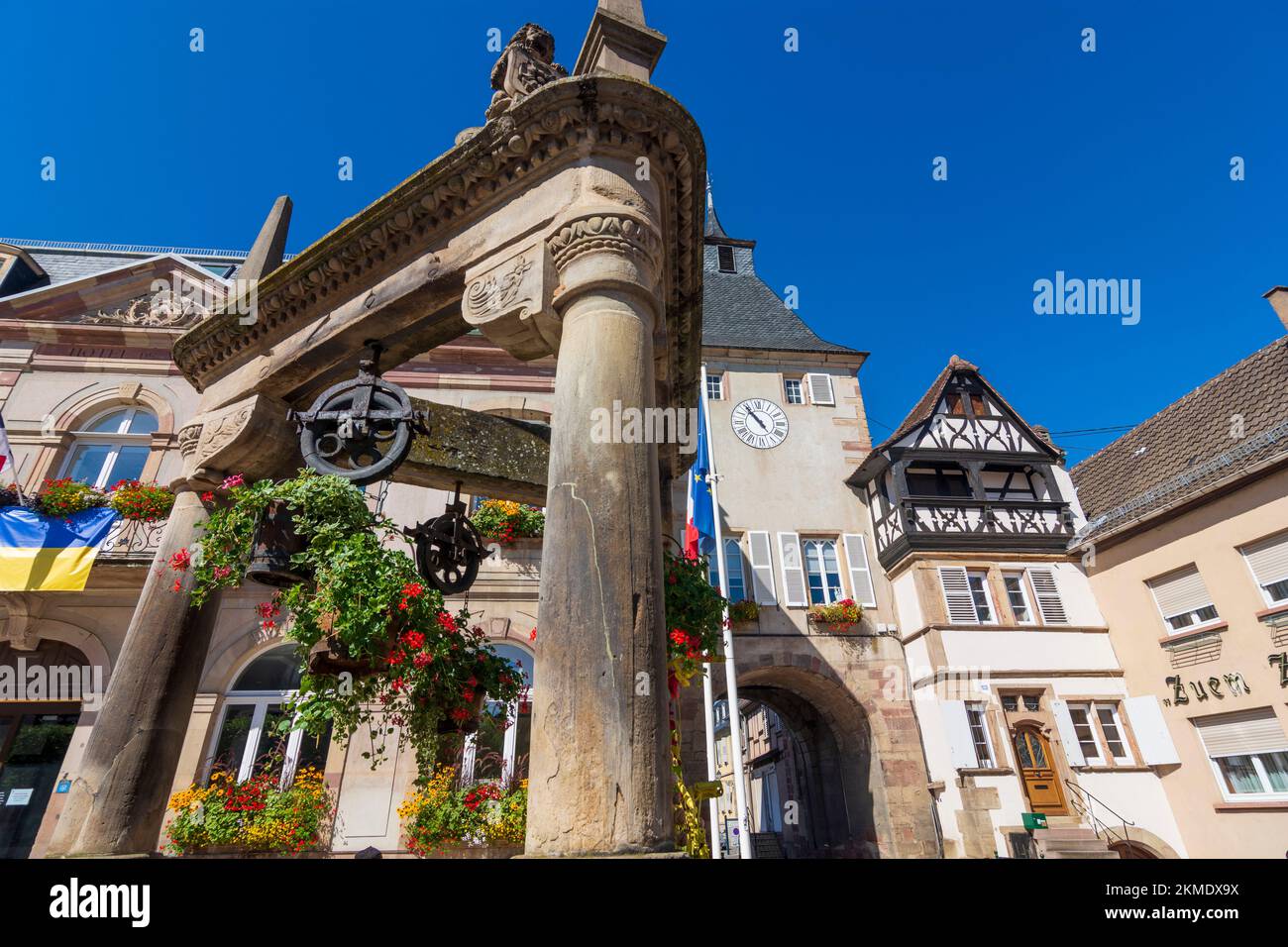 Rosheim : puits à six eaux (puits à six seaux), porte d'entrée de la ville de Zittgloeckeltor, hôtel de ville d'Alsace (Elsass), Bas-Rhin (Unterelsass), France Banque D'Images