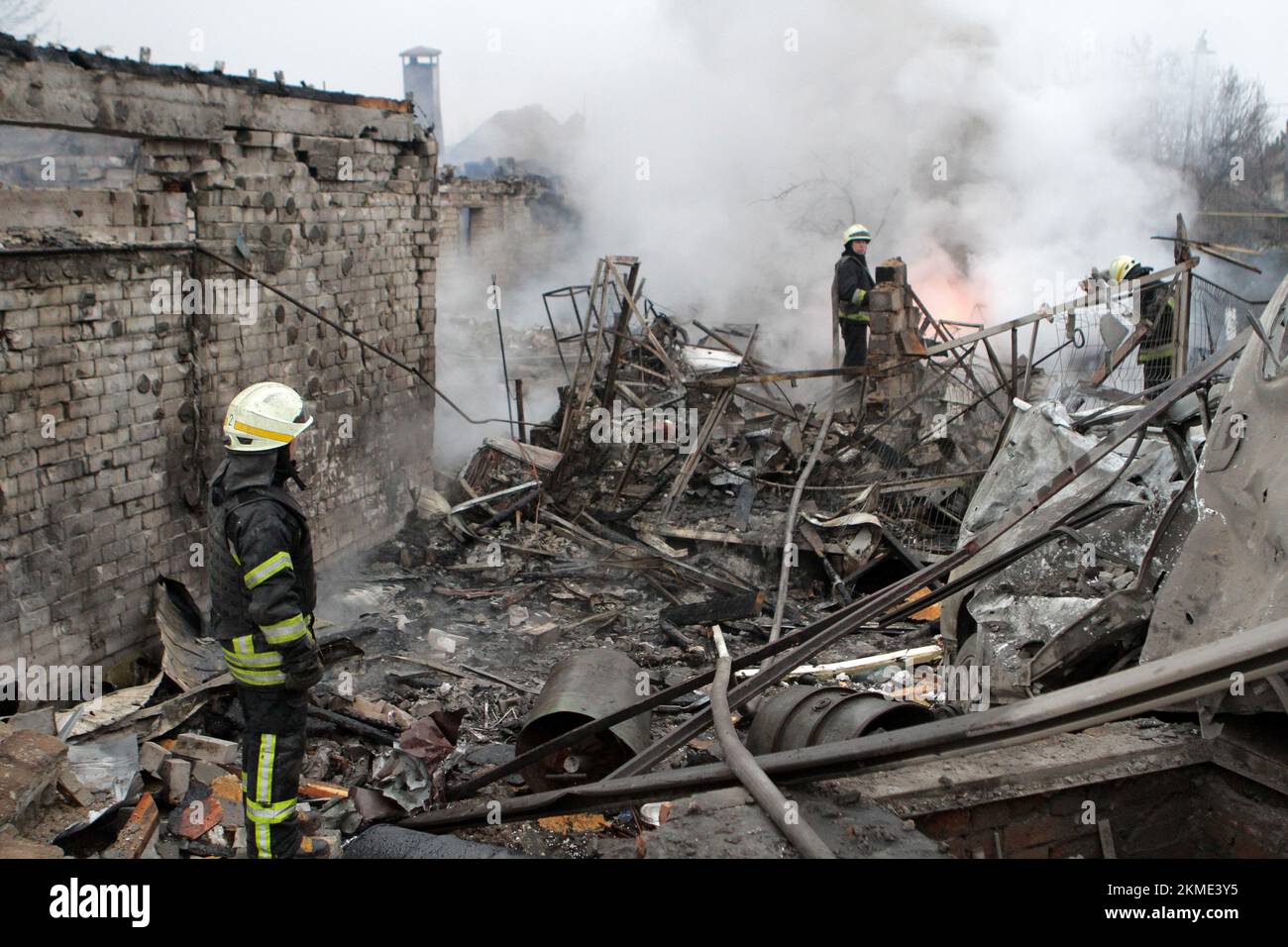 DNIPRO, UKRAINE - 26 NOVEMBRE 2022 - les sauveteurs retirent les décombres des ruines d'une maison après une attaque à la roquette russe contre Dnipro, en Ukraine centrale. Comme on l'a signalé, six personnes ont été blessées et sept maisons privées ont été partiellement détruites. Banque D'Images