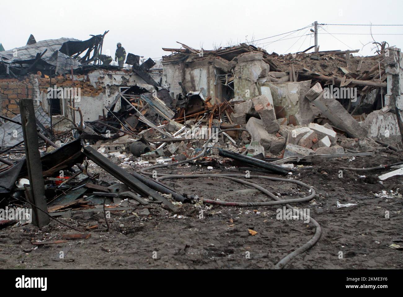 DNIPRO, UKRAINE - 26 NOVEMBRE 2022 - Une maison est en ruines à la suite d'une attaque à la roquette russe contre Dnipro, dans le centre de l'Ukraine. Comme on l'a signalé, six personnes ont été blessées et sept maisons privées ont été partiellement détruites. Banque D'Images