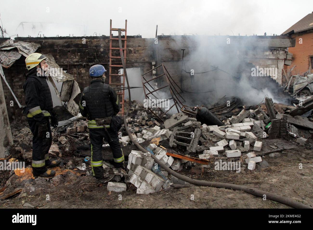 DNIPRO, UKRAINE - 26 NOVEMBRE 2022 - les sauveteurs se tiennent près d'une maison ruinée à la suite d'une attaque à la roquette russe contre Dnipro, en Ukraine centrale. Comme on l'a signalé, six personnes ont été blessées et sept maisons privées ont été partiellement détruites. Banque D'Images