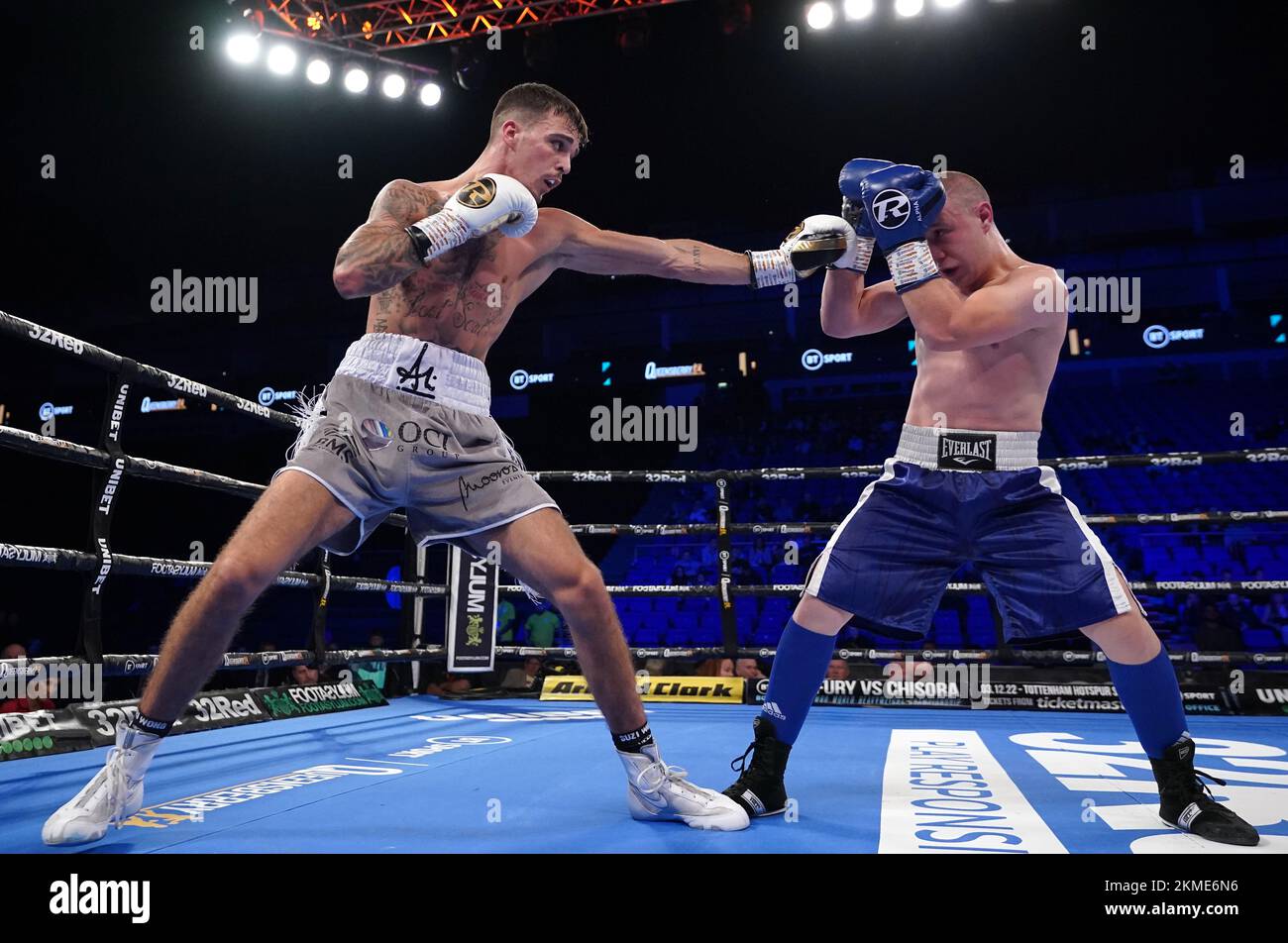 Sonny Ali (à gauche) contre Georgi Velichkov lors de l'affrontement de poids à la main au O2, Londres. Date de la photo: Samedi 26 novembre 2022. Banque D'Images