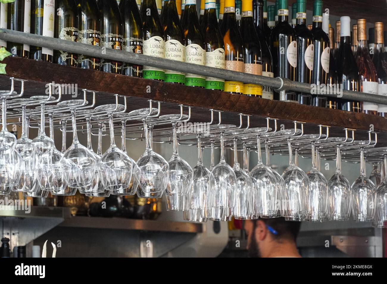 Bouteilles de vin sur le plateau en bois et verres à vin sur un rack dans le restaurant, Londres Angleterre Royaume-Uni Banque D'Images