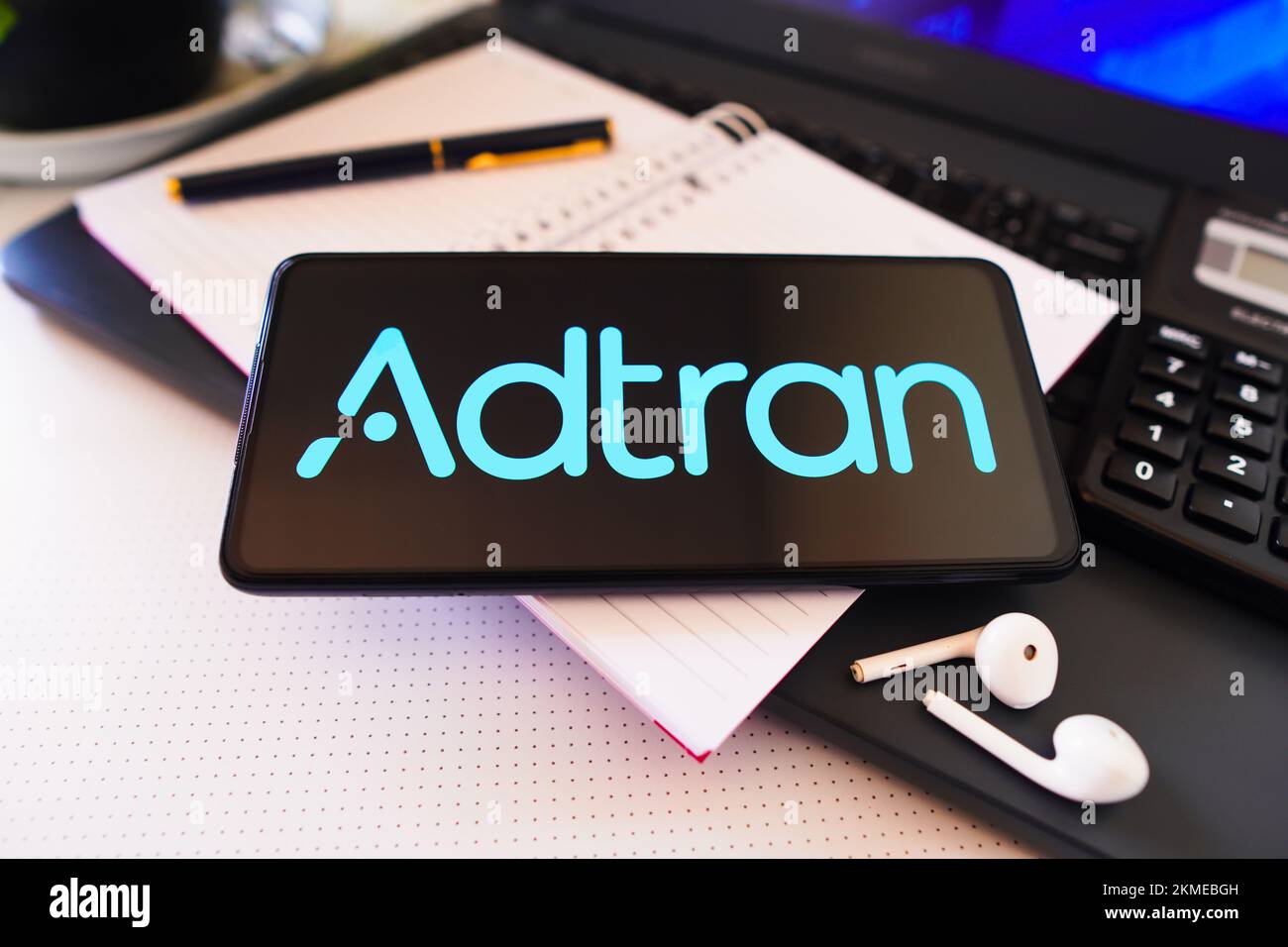 Brésil. 26th novembre 2022. Dans cette illustration, le logo Adtran s'affiche sur l'écran d'un smartphone. (Photo de Rafael Henrique/SOPA Images/Sipa USA) crédit: SIPA USA/Alay Live News Banque D'Images