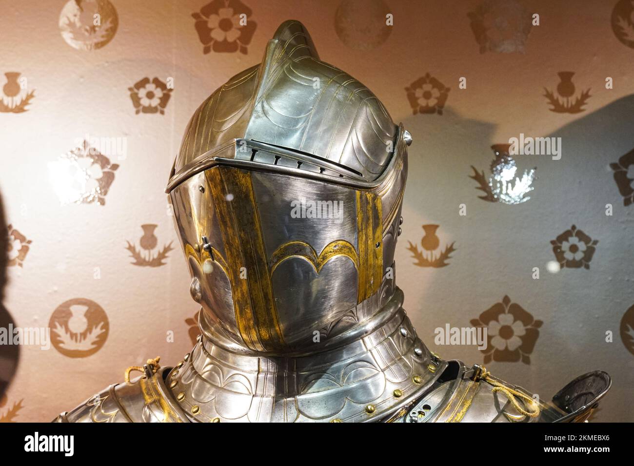 Collection d'armures royales exposée dans l'armurerie de la Tour de Londres, Londres Angleterre Royaume-Uni Banque D'Images