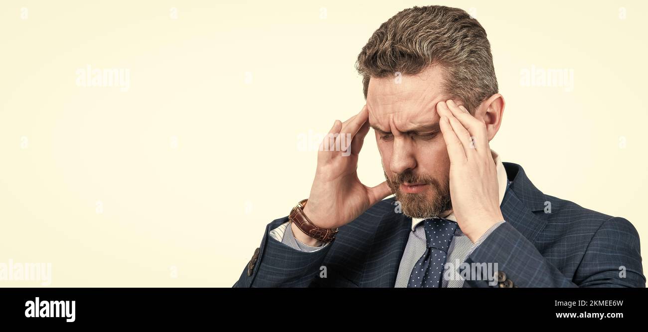 Sa tête est mal. Manager souffrent de douleurs de migraine. Attaque de maux de tête. Maux de tête de tension. Portrait de visage d'homme, bannière avec espace de copie. Banque D'Images