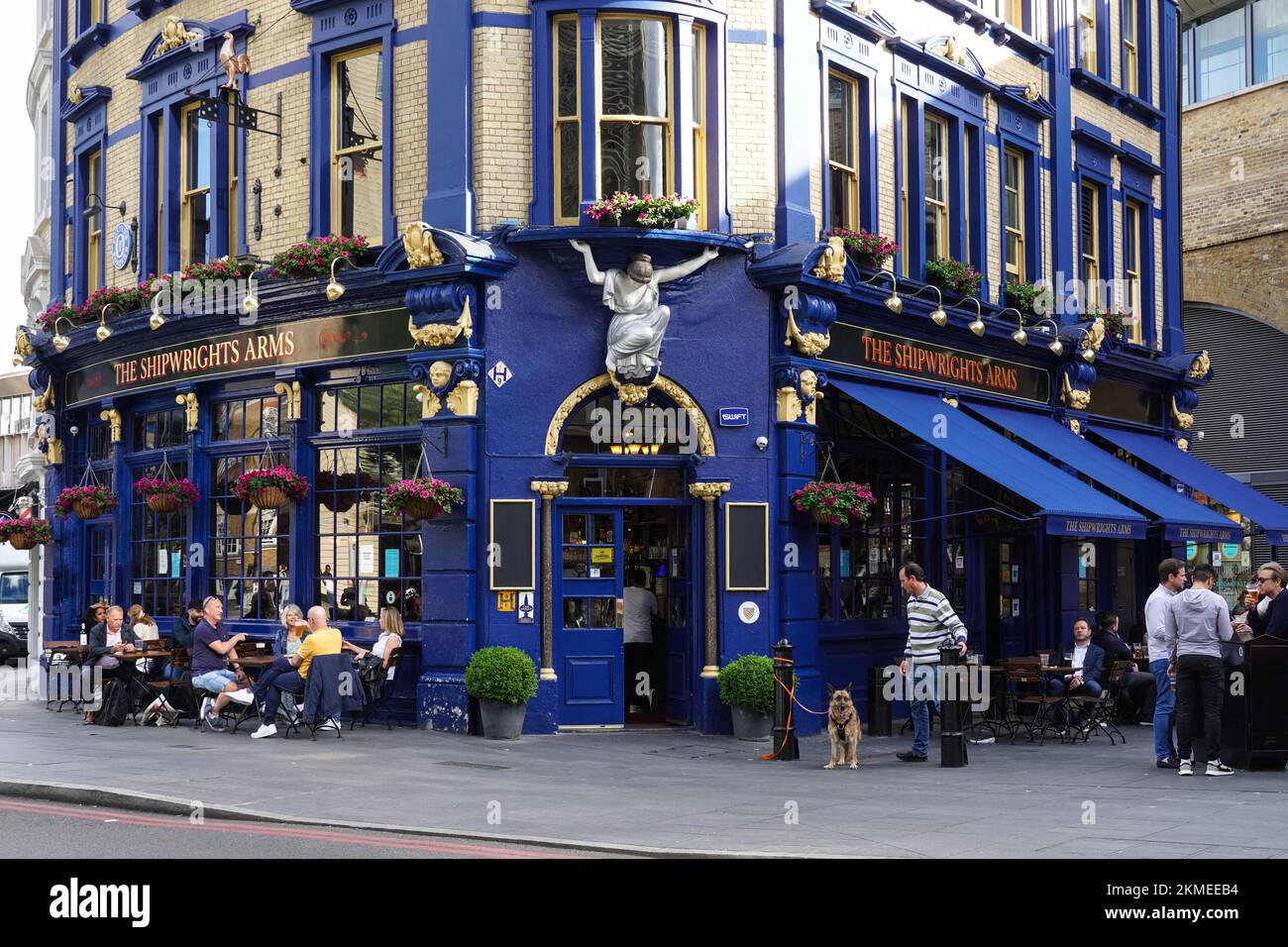 Les gens à l'extérieur du pub Shipwrights Arms près de London Bridge, Londres Angleterre Royaume-Uni Banque D'Images