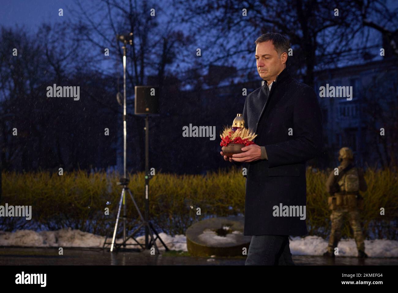 Kiev, Ukraine. 26th novembre 2022. Le Premier ministre belge Alexandre de Croo porte une lanterne à placer à la statue amère mémoire de l'enfance en l'honneur du 90th anniversaire de la famine de l'Holodomor, 26 novembre 2022 à Kiev, Ukraine. Credit: Présidence de l'Ukraine/Bureau de presse présidentiel ukrainien/Alamy Live News Banque D'Images