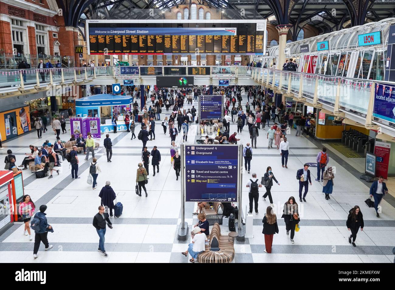 Passagers au hall principal de la gare de Liverpool Street, Londres, Angleterre, Royaume-Uni, Royaume-Uni Banque D'Images