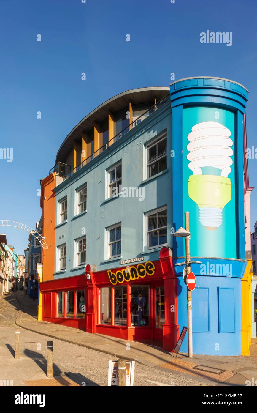 Angleterre, Kent, Folkestone, le quartier de la création, boutiques colorées et restaurants dans la vieille rue High Banque D'Images