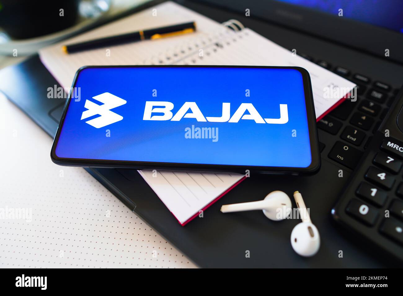 Brésil. 26th novembre 2022. Dans cette illustration, le logo Bajaj Auto s'affiche sur l'écran d'un smartphone. (Credit image: © Rafael Henrique/SOPA Images via ZUMA Press Wire) Banque D'Images
