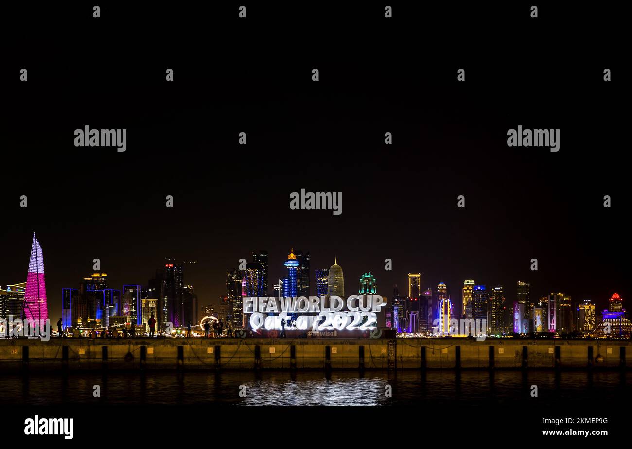 DOHA - les supporters de football au logo de la coupe du monde de la FIFA Qatar 2022 sur la Corniche à Doha. Le boulevard le long du golfe Persique a été mis en place comme zone de fans jusqu'à la finale de la coupe du monde. ANP KOEN VAN WEEL Banque D'Images