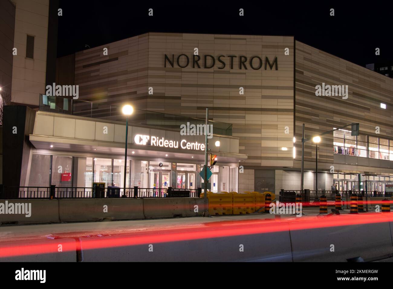 Un panneau pour le Centre Rideau des FC et le magasin de détail Nordstrom est vu que la circulation passe la nuit dans le centre-ville d'Ottawa. Banque D'Images