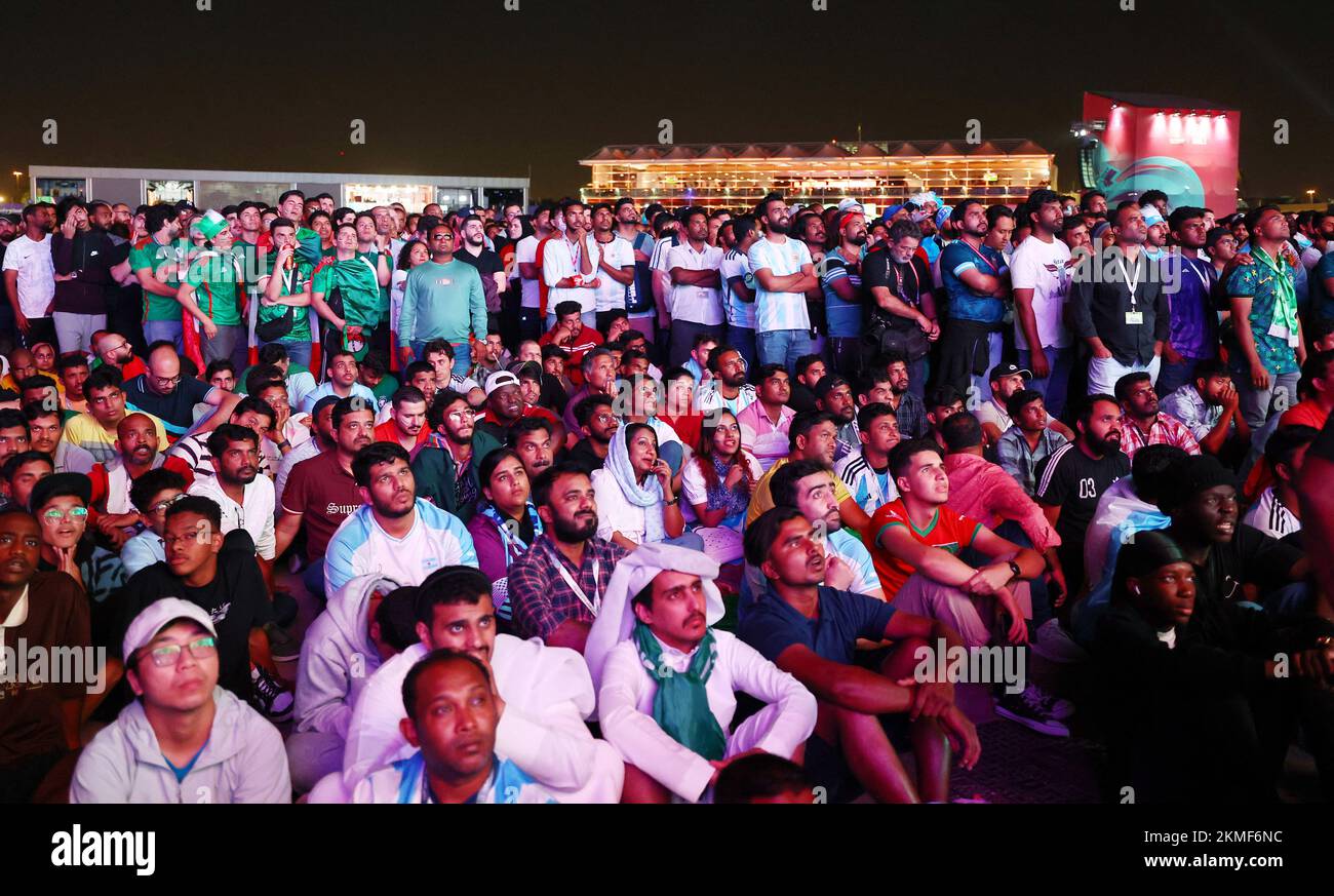 Football football - coupe du monde de la FIFA Qatar 2022 - Festival des fans de la FIFA - Parc Al Bidda, Doha, Qatar - 26 novembre 2022 vue générale en tant que fans regarder le match REUTERS/Siphiwe Sibeko Banque D'Images