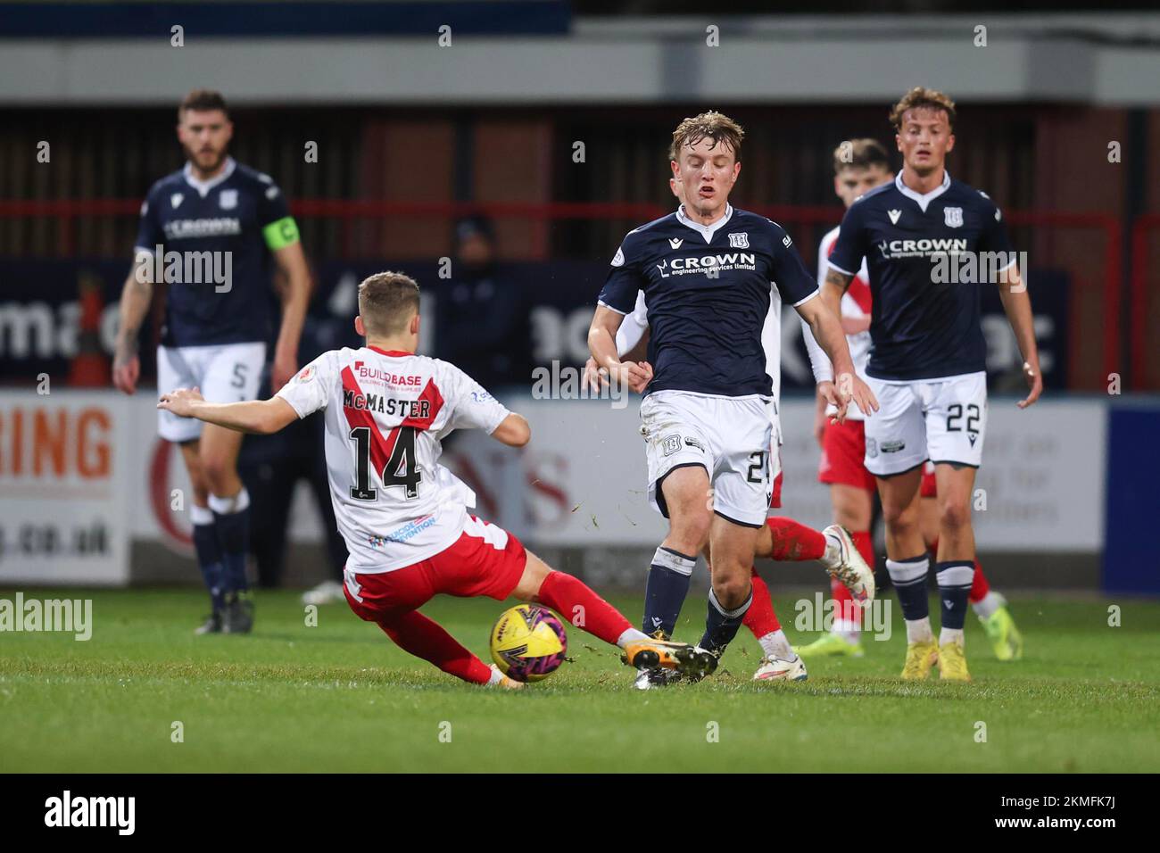 26th novembre 2022 ; Dens Park, Dundee, Écosse : Scottish Cup football, Dundee versus Airdrie ; Max Anderson de Dundee prend le Dean McMaster d'Airdrie Banque D'Images