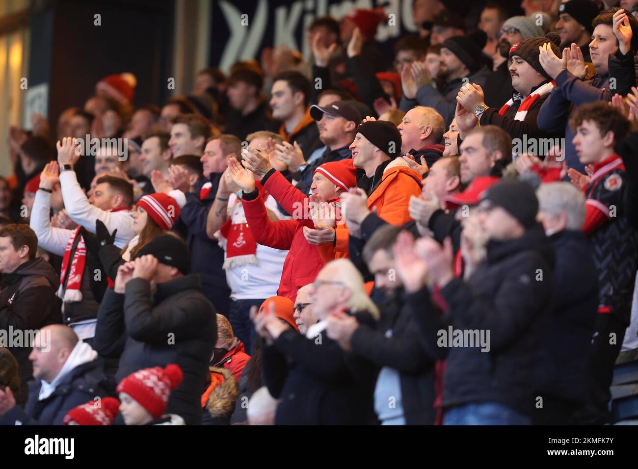 26th novembre 2022 ; Dens Park, Dundee, Écosse : Scottish Cup football, Dundee versus Airdrie ; fans d'Airdrie Banque D'Images