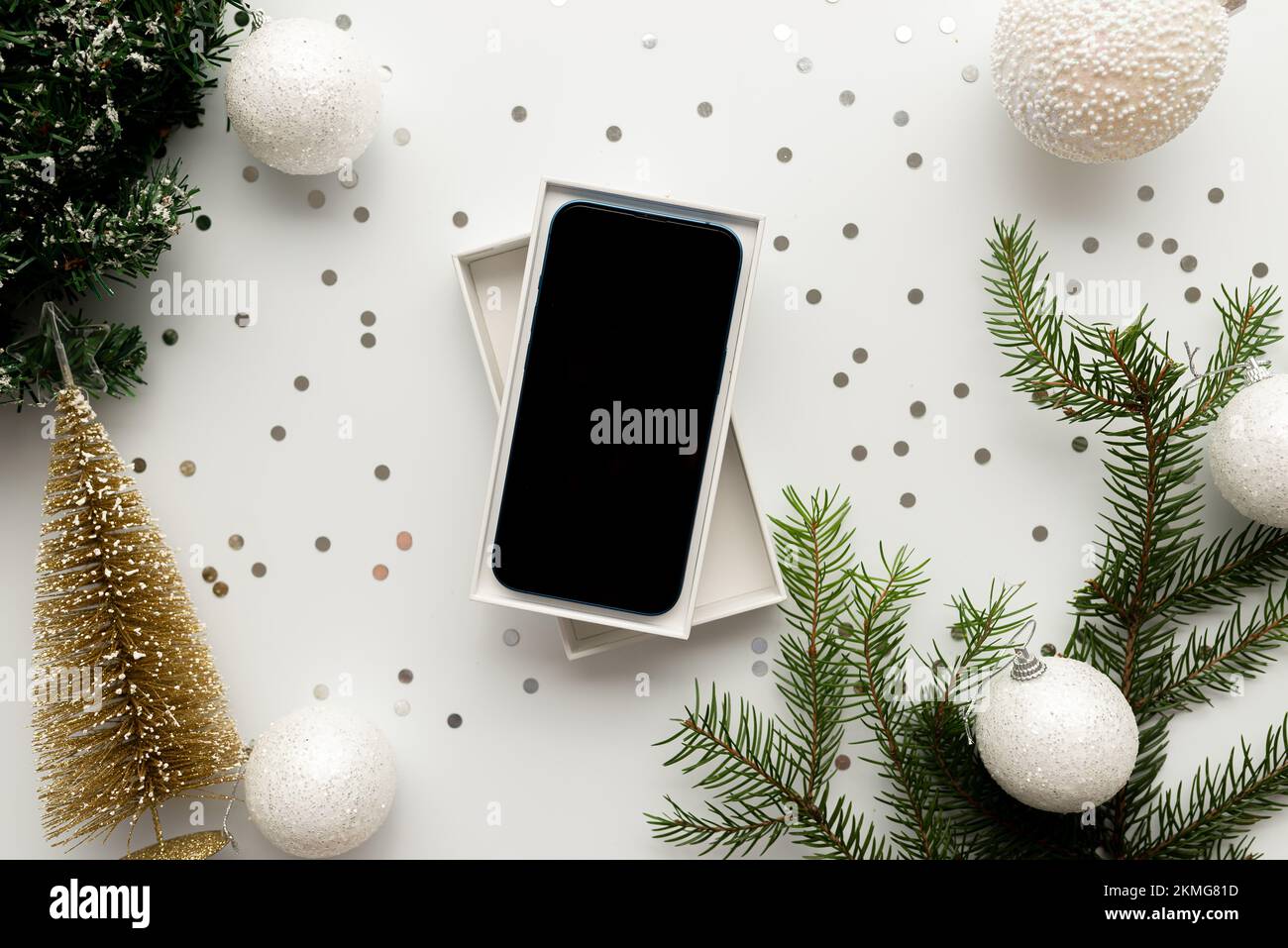 Smartphone avec décorations de Noël. Modèle de maquette de Noël. Vue de dessus Banque D'Images