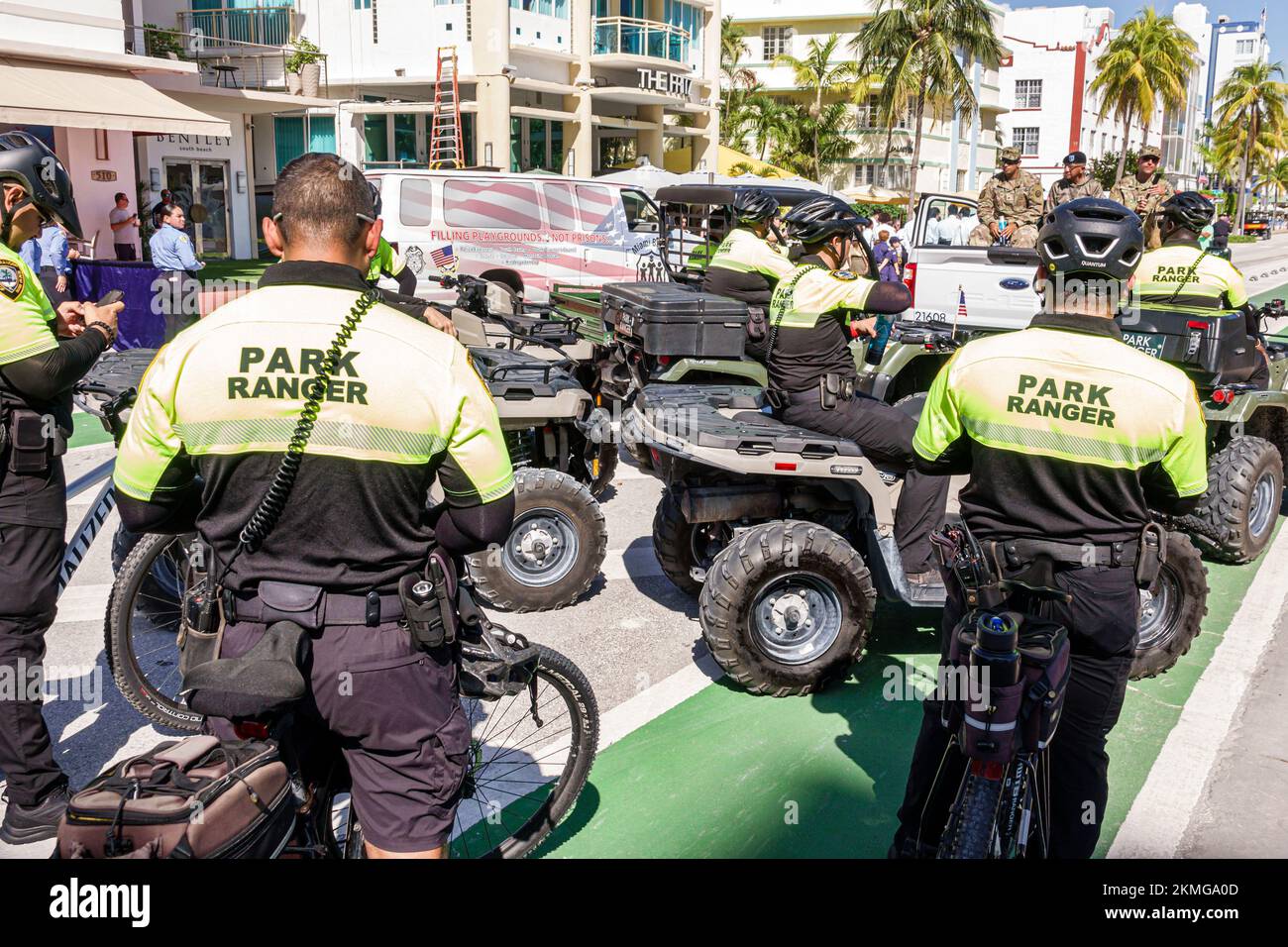 Miami Beach Floride, South Beach Ocean Drive Veterans Day Parade événement annuel, Park Ranger Rangers Riders VTT VTT vélo, homme homme homme adu Banque D'Images