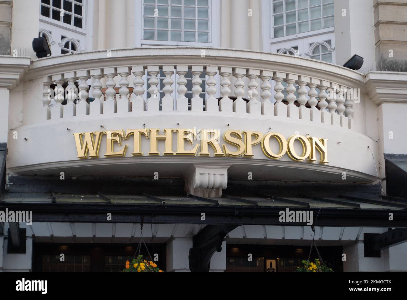 Royal Tunbridge Wells, Kent, Royaume-Uni. 26th novembre 2022. L'ancien Opéra est maintenant un pub de Wetherspoon à Royal Tunbridge Wells. Wetherspoon ont mis 32 pubs en vente. Crédit : Maureen McLean/Alay Live News Banque D'Images