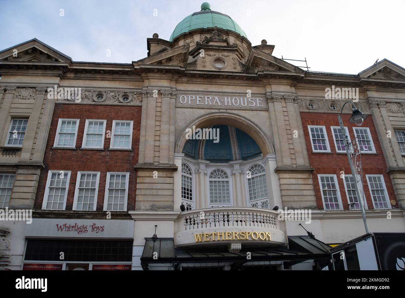 Royal Tunbridge Wells, Kent, Royaume-Uni. 26th novembre 2022. L'ancien Opéra est maintenant un pub de Wetherspoon à Royal Tunbridge Wells. Wetherspoon ont mis 32 pubs en vente. Crédit : Maureen McLean/Alay Live News Banque D'Images